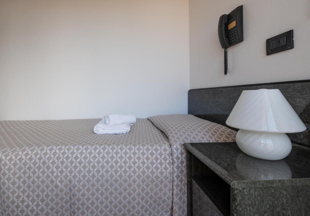 Hotel Nobel Римини Экстерьер фото