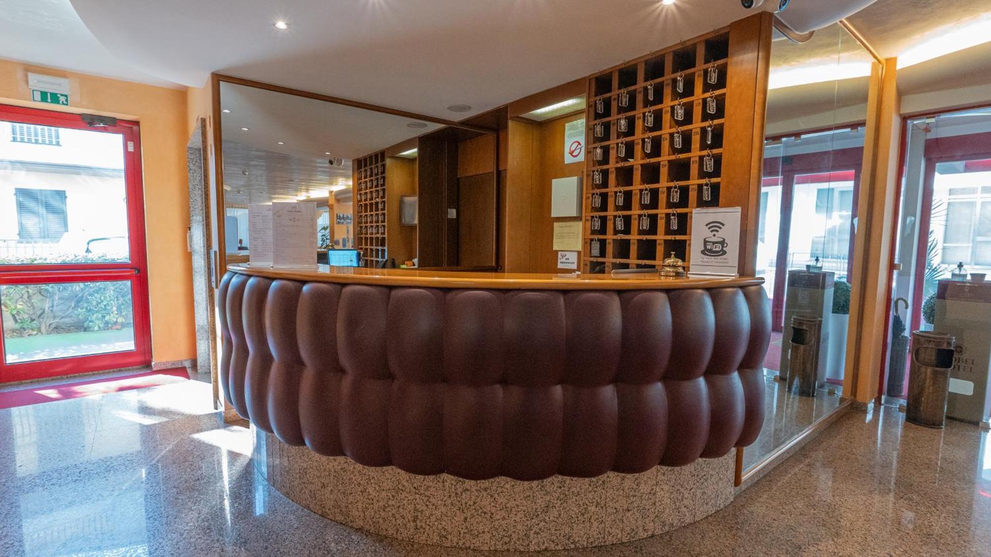 Hotel Nobel Римини Экстерьер фото