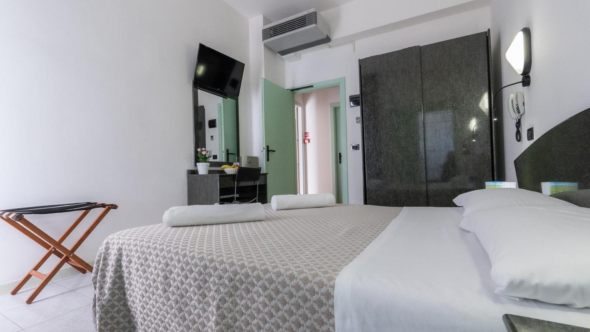 Hotel Nobel Римини Экстерьер фото