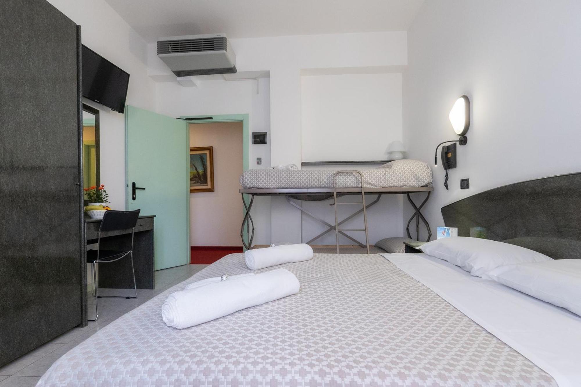 Hotel Nobel Римини Экстерьер фото