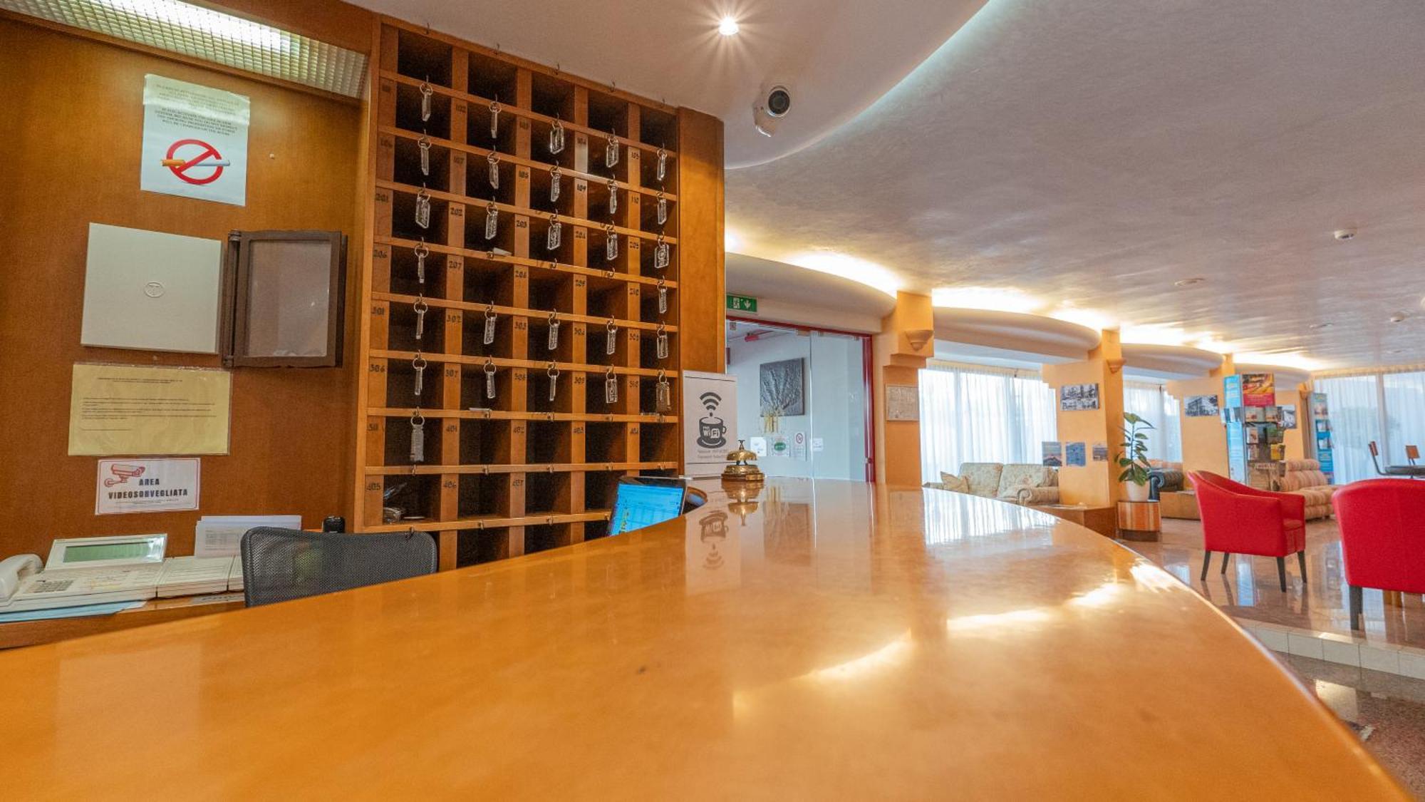 Hotel Nobel Римини Экстерьер фото