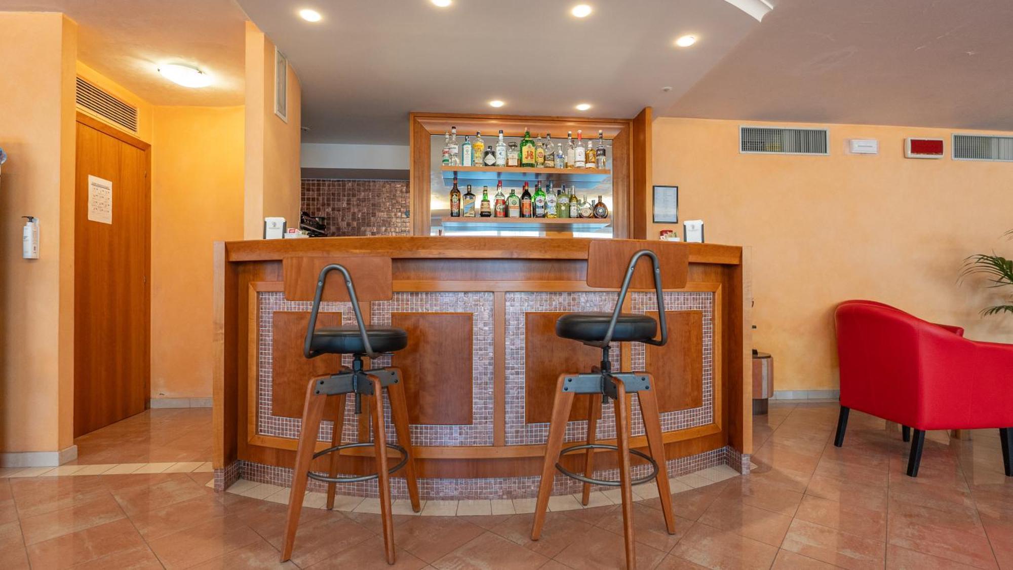 Hotel Nobel Римини Экстерьер фото