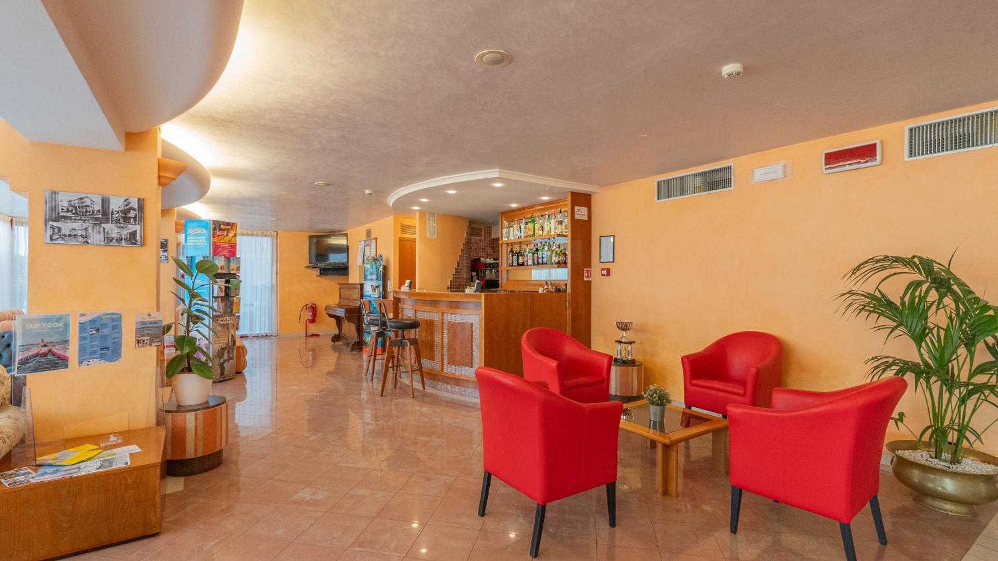 Hotel Nobel Римини Экстерьер фото