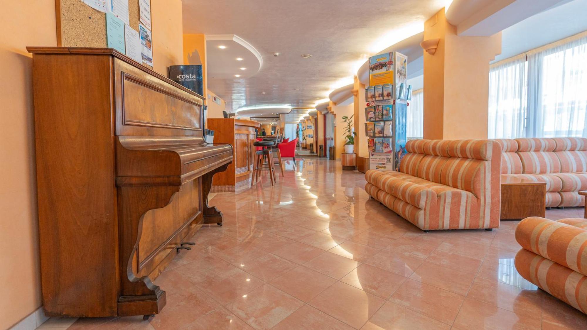Hotel Nobel Римини Экстерьер фото