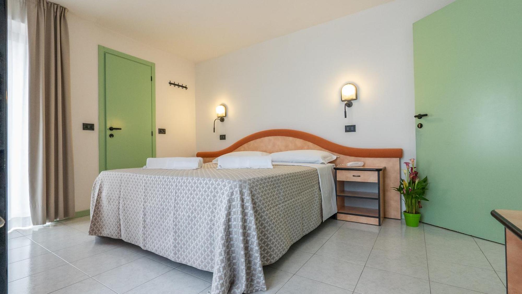 Hotel Nobel Римини Экстерьер фото
