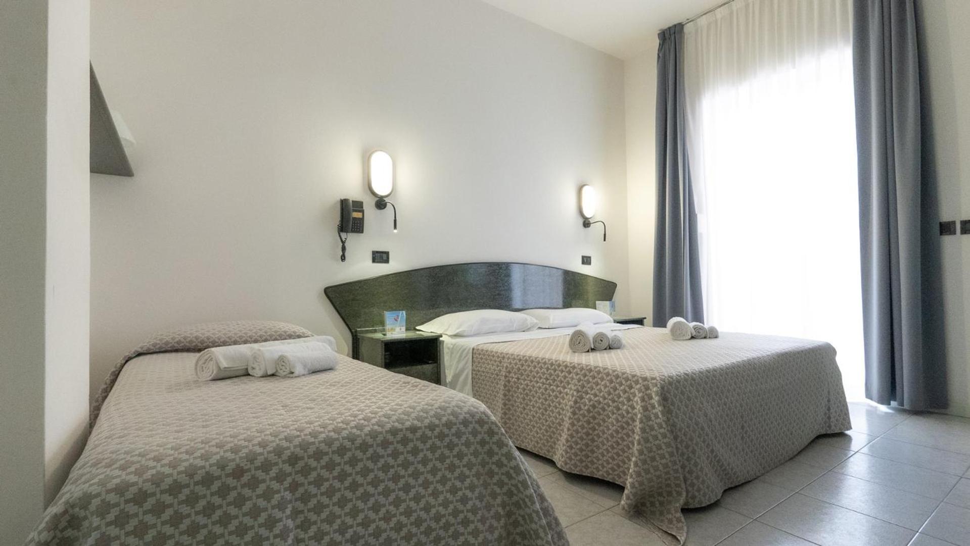 Hotel Nobel Римини Экстерьер фото