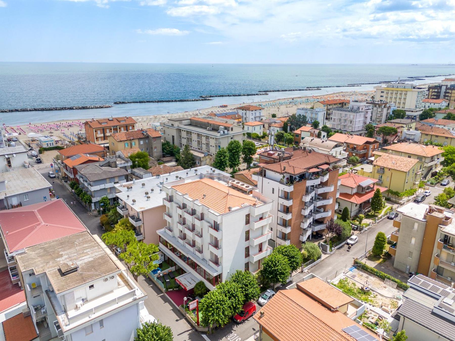 Hotel Nobel Римини Экстерьер фото